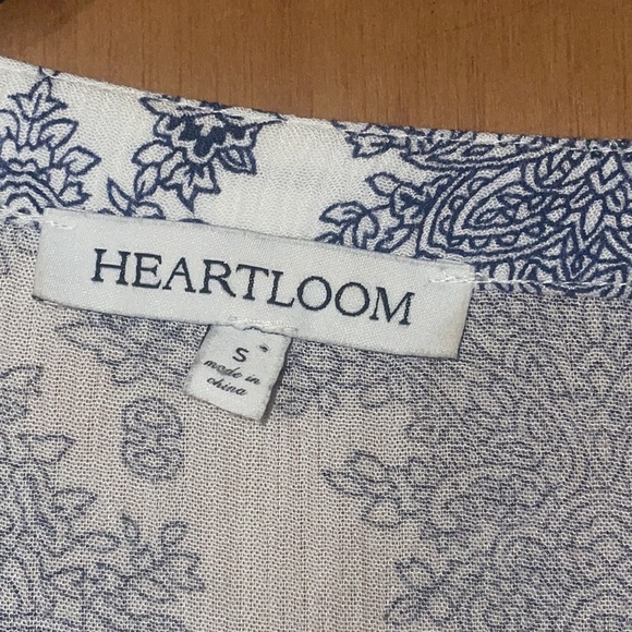 •HEARTLOOM•WHITE/BLUE FLORAL CROCHET LACE UP GAUZE MATERIAL BLOUSE SIZE SMALL - Picture 3 of 8